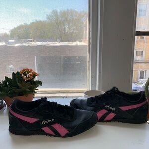 Reebok size 7.5 World Rush Black Sneakers for Women